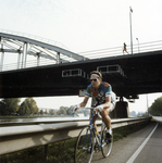 108144 Afbeelding van een wielrenner op de Groenewoudsedijk te Utrecht, ter hoogte van de De Meernbrug over het ...